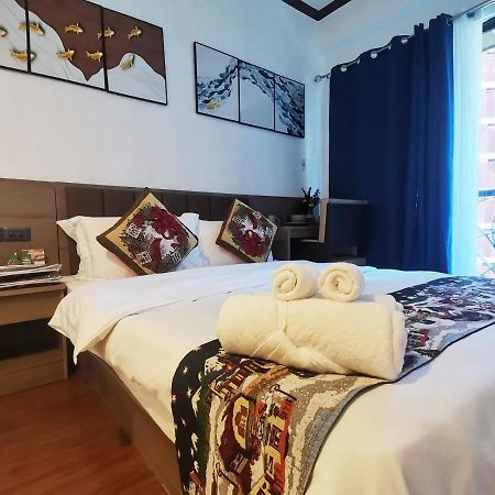 Warm Makati Aparthotel Makati City Exterior photo
