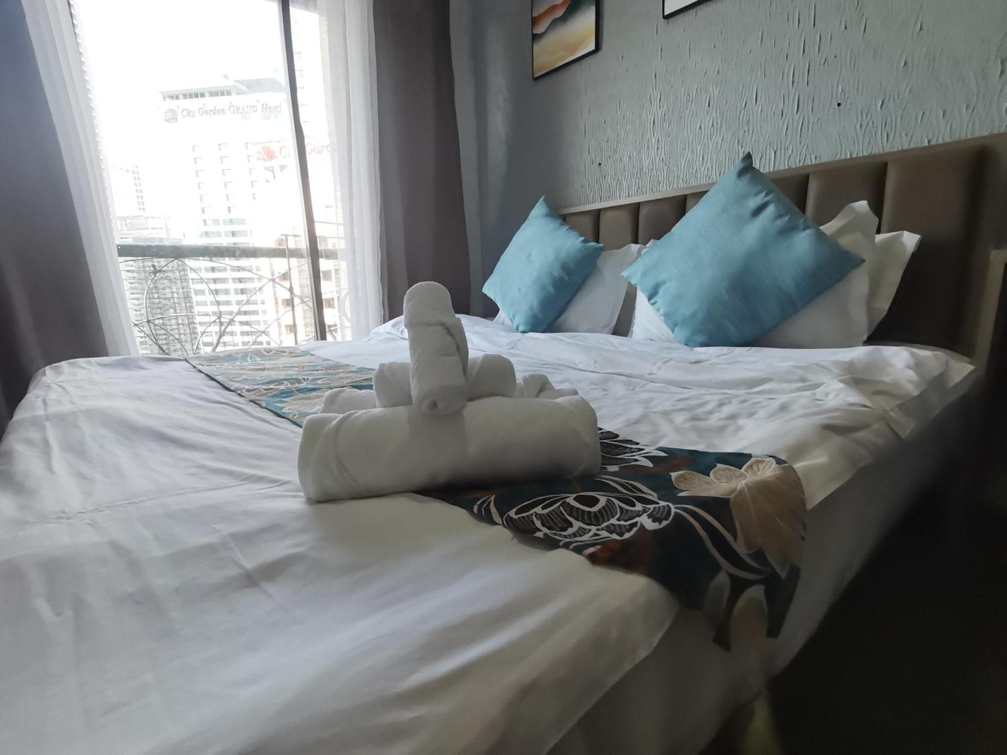 Warm Makati Aparthotel Makati City Exterior photo